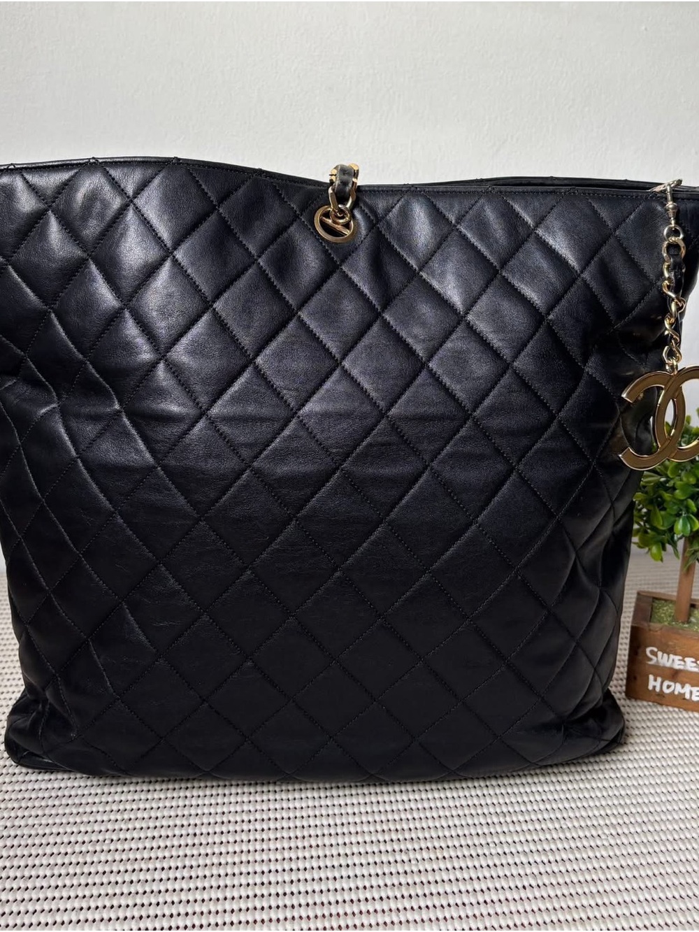 Authentic Chanel Bucket tote lamb skin - Picture 2 of 5